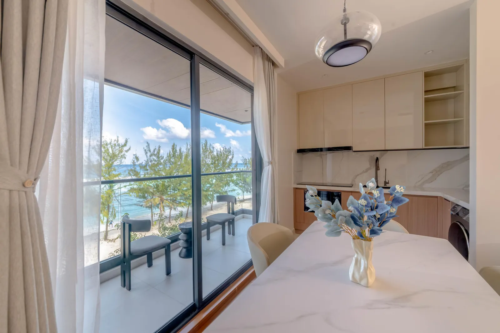 Premium Beachfront 1-Bedroom with Ocean-View Balcony — Hulhumalé