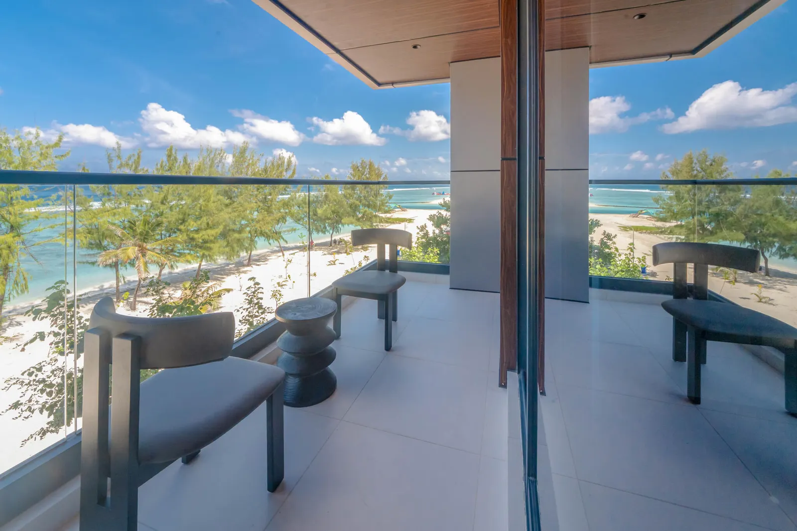 Premium Beachfront 1-Bedroom with Ocean-View Balcony — Hulhumalé
