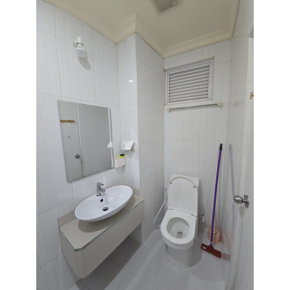 1 or 2 Rooms with Balcony & Utilities from 3+1 Apartment — Malé — Machchangolhi